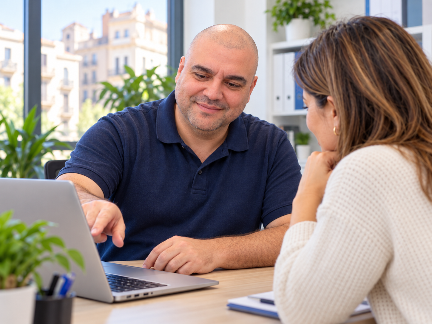 Tècnic d’Informática Menéndez assessorant una clienta
